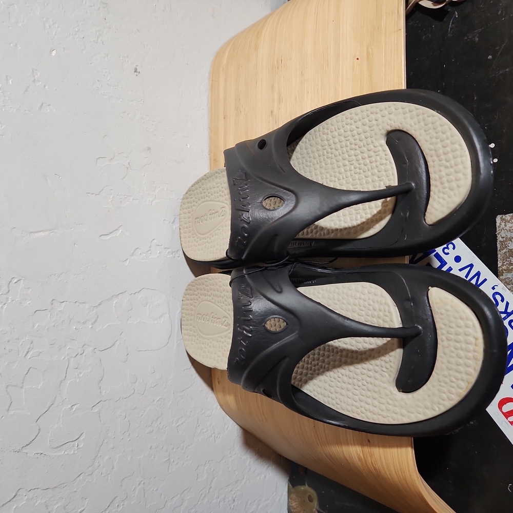 NOTHINZ BLACK Men's 9-10 Ladies 11-12 Unisex Flip Flops Nwot